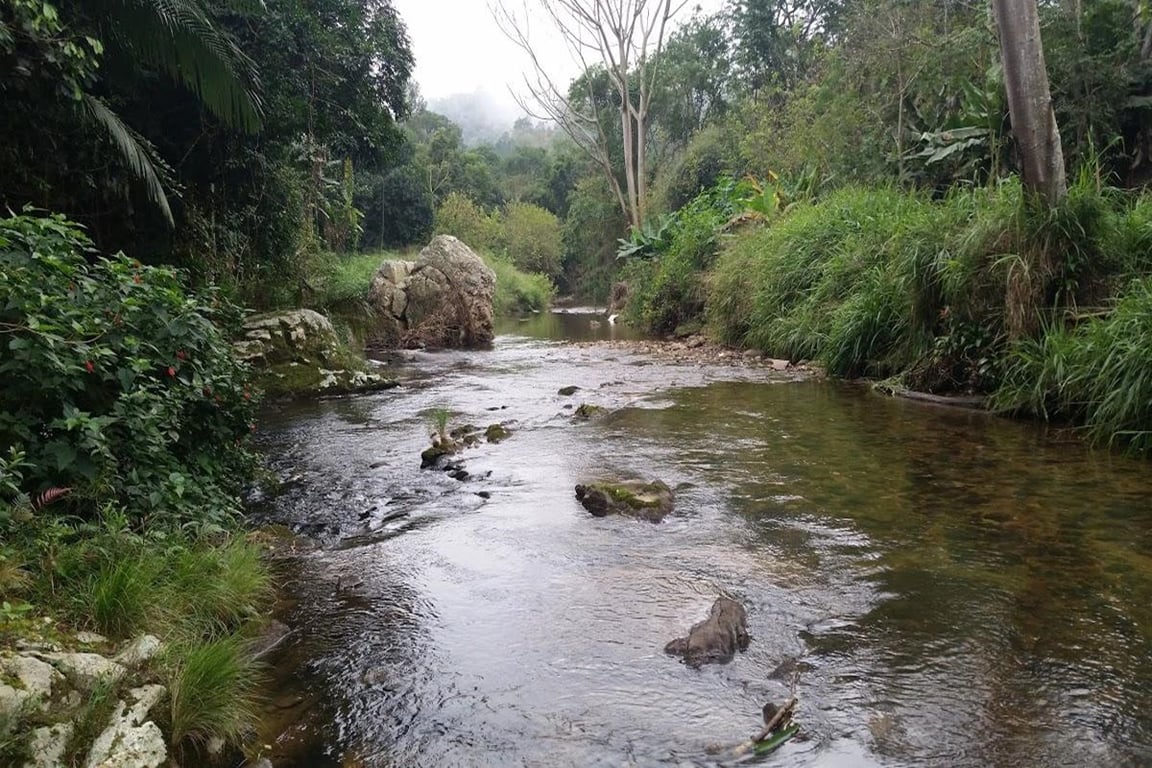 Vista urbana de Cajati, no Vale do Ribeira, com morros ao fundo