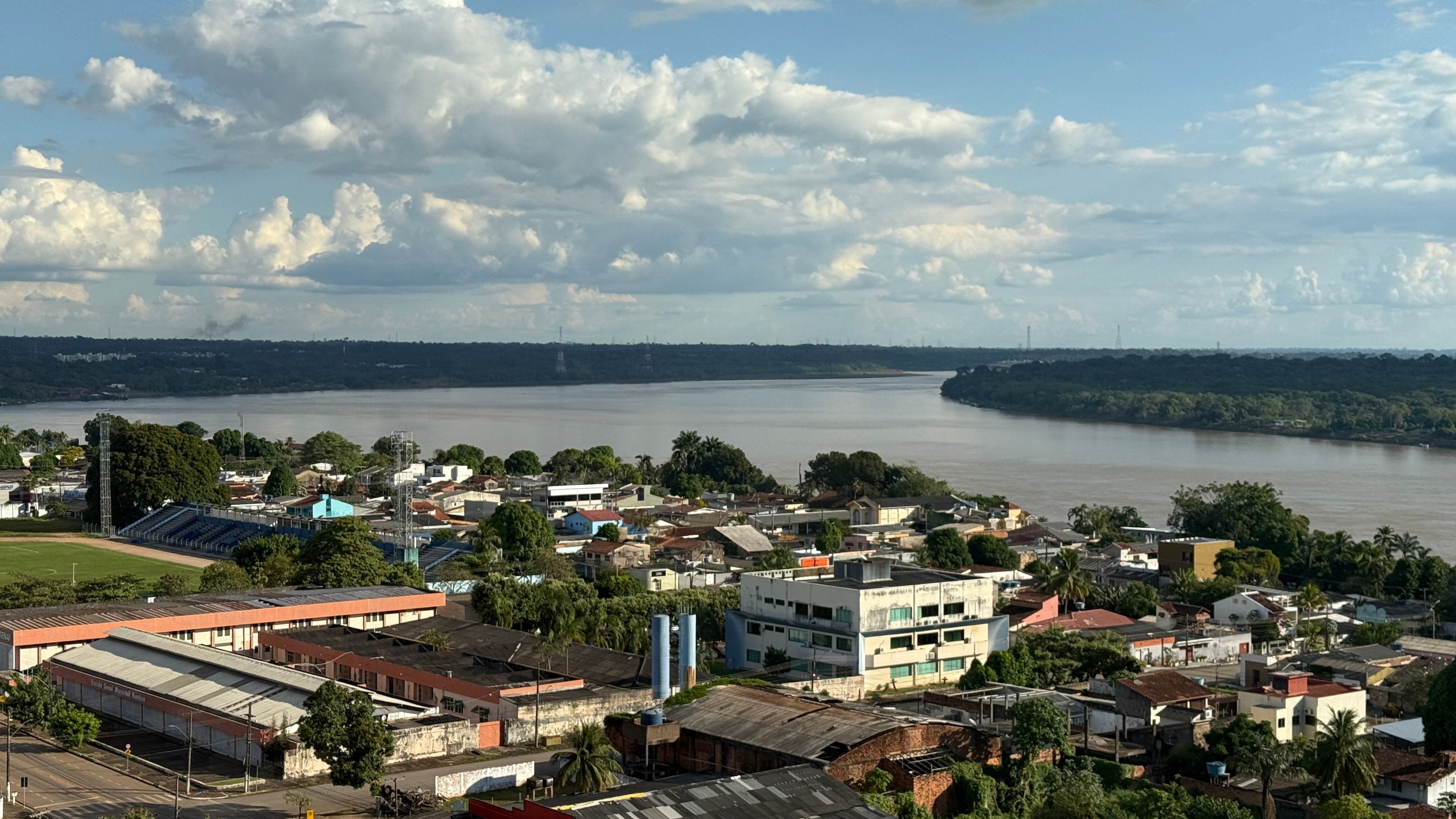 Vista aérea de Porto Velho, com o rio Madeira e a malha urbana ao fundo