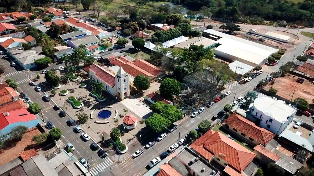 Centro urbano no interior de São Paulo, com praça e igreja ao fundo (imagem ilustrativa)