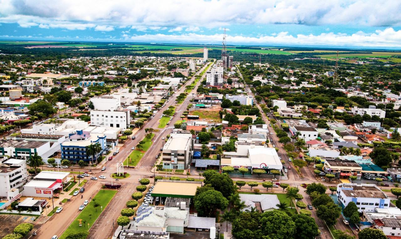 Paisagem urbana no interior de MS, com vias largas e área central organizada