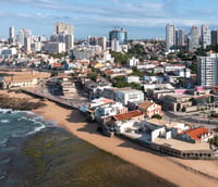 Vista aérea de Salvador; encontros presenciais ocorrem na sede da Escola de Saúde Pública da Bahia.