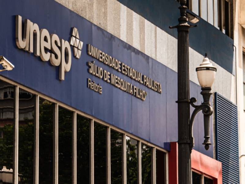 Fachada da Unesp com letreiro institucional