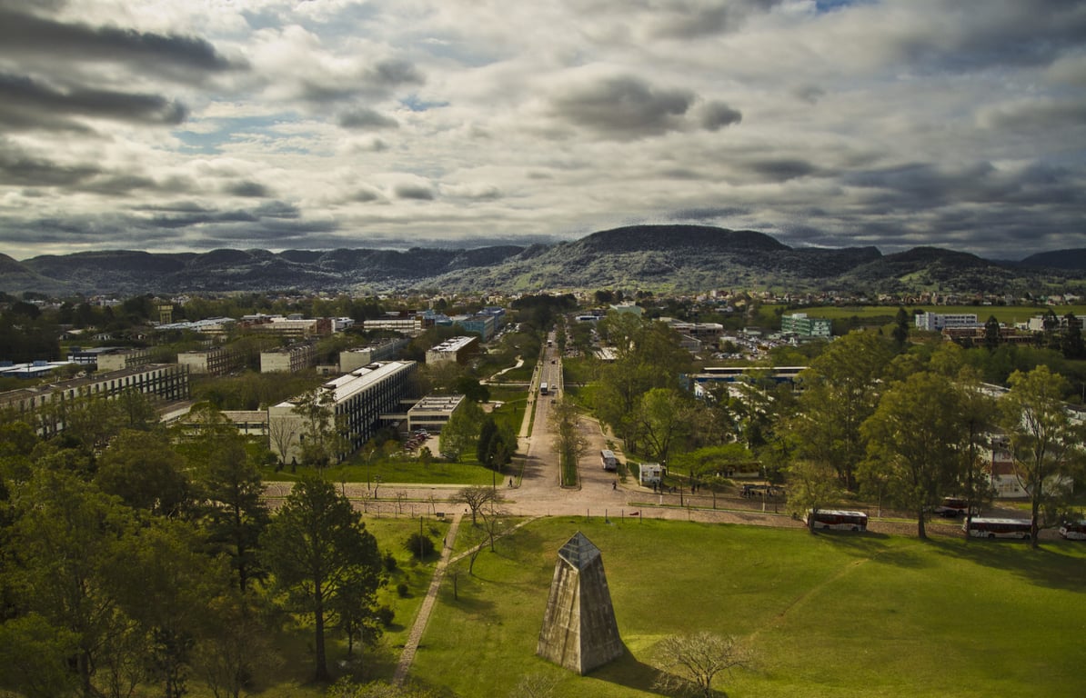 Vista aérea do campus da UFSM em Santa Maria RS, com prédios e áreas verdes