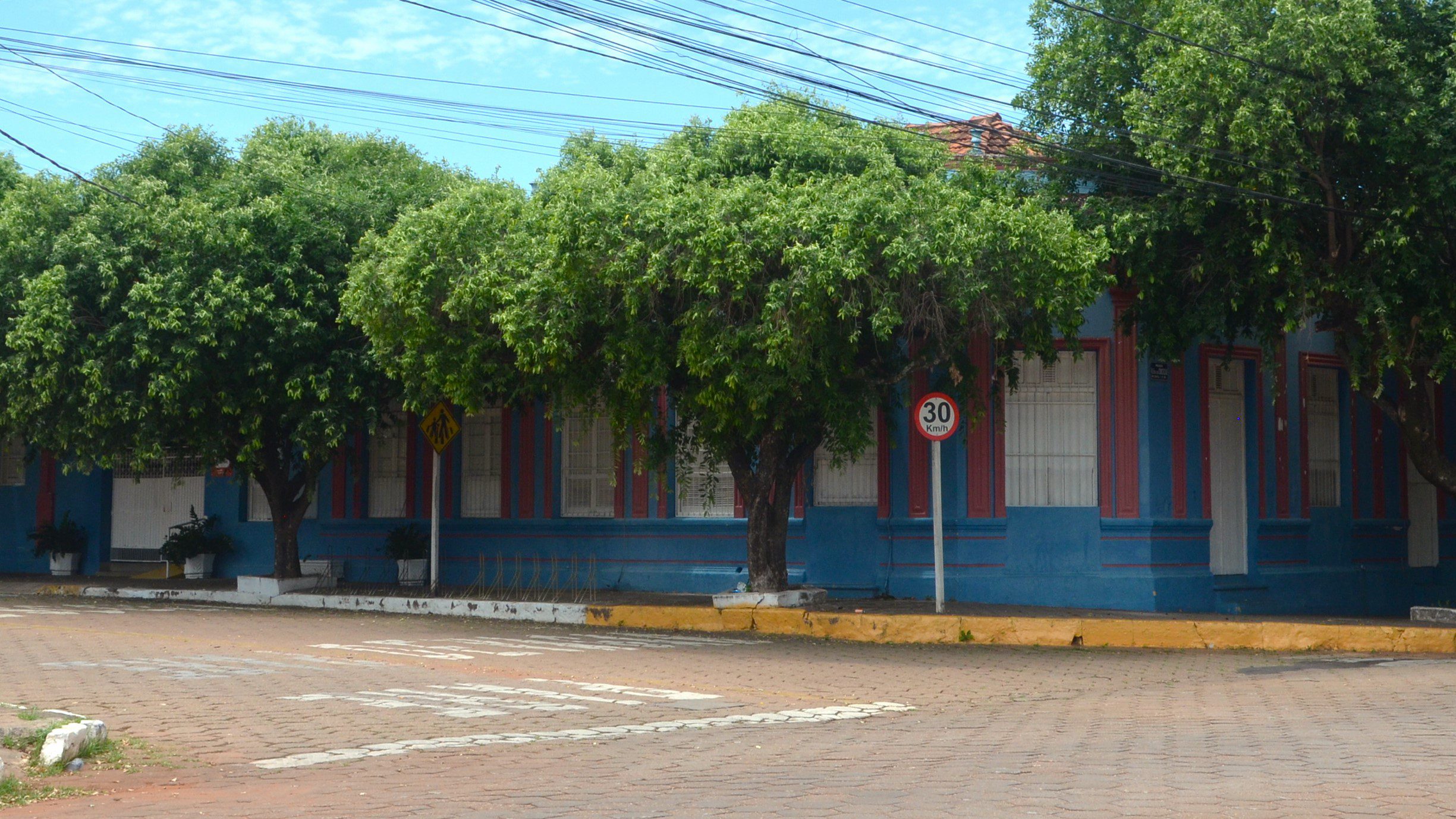 Paisagem urbana de Aquidauana MS, com árvores e arquitetura local