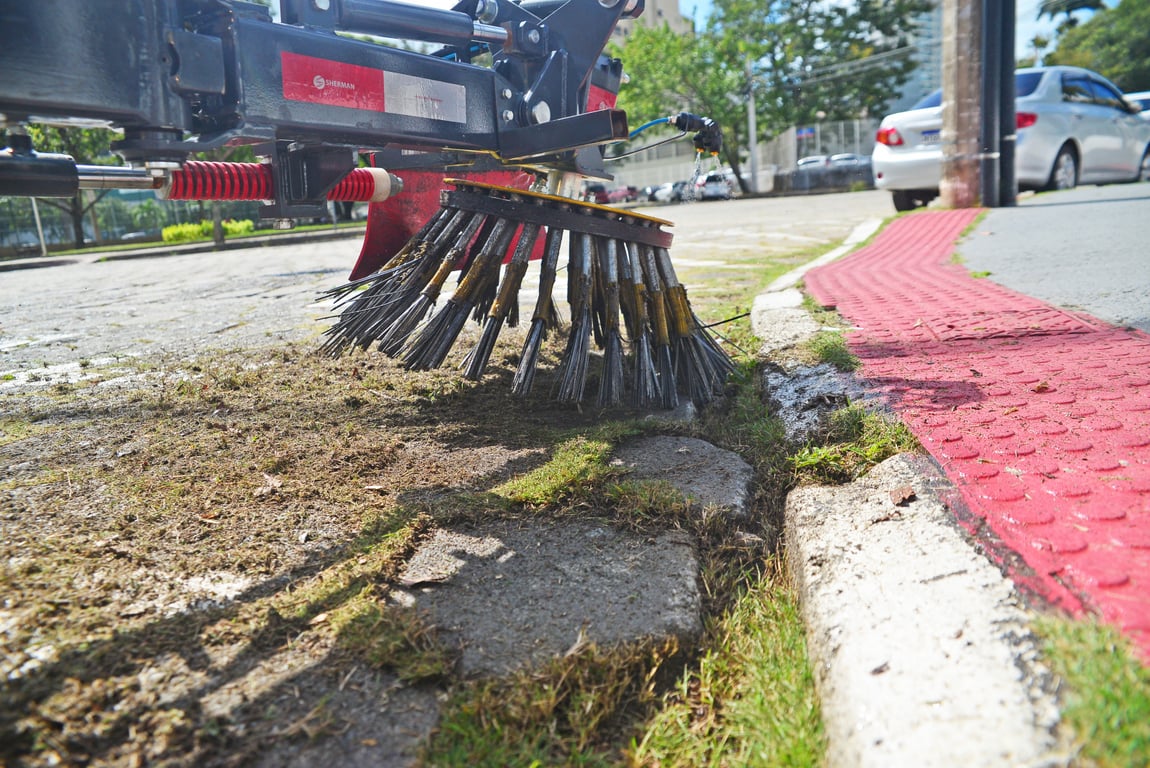 Manutenção urbana: varrição e capina em via pública