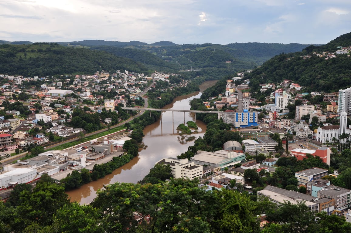 Vista aérea de Herval d’Oeste e Joaçaba com o Rio do Peixe
