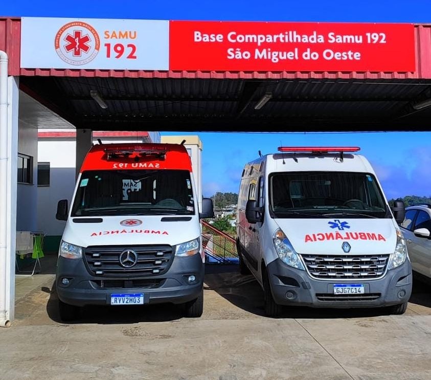 Ambulâncias do SAMU em base operacional de Santa Catarina