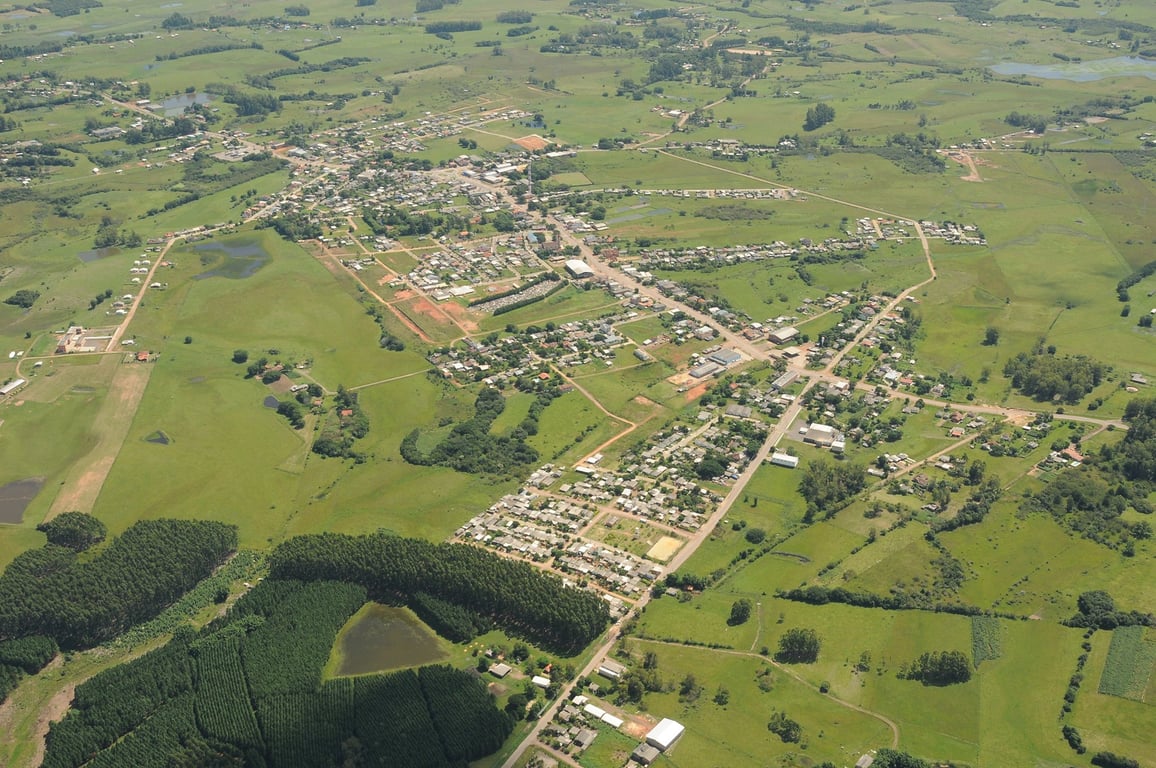 Vista aérea de município gaúcho, com áreas rurais e vias locais
