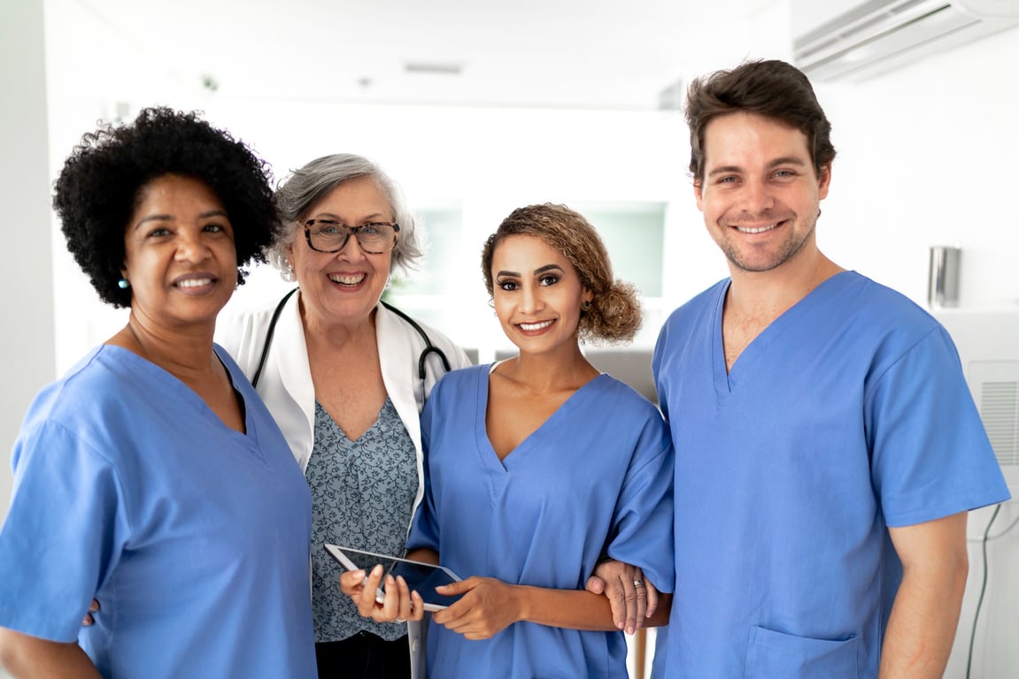 Profissionais da saúde em clínica