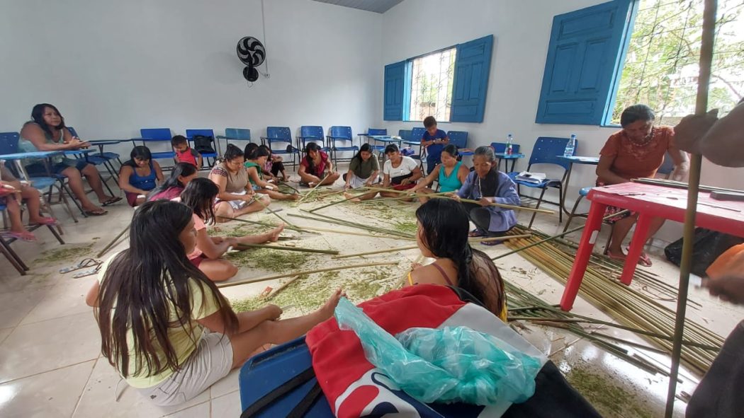 Oficina de artesanato em espaço comunitário, representando atividades do SCFV