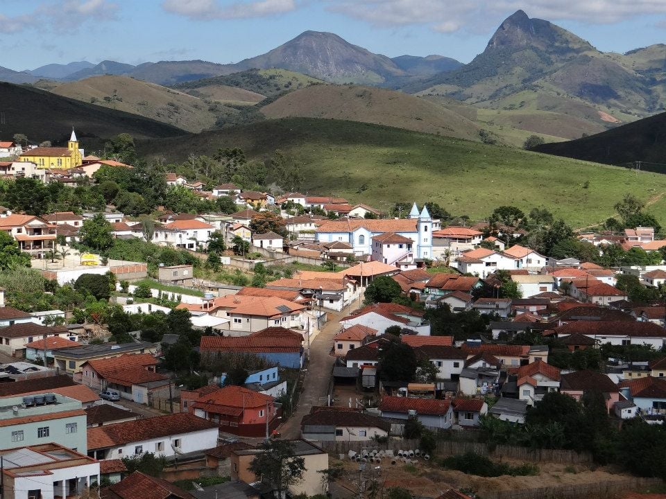 Vista panorâmica de Maria da Fé, no sul de Minas, com casario e montanhas da Mantiqueira ao fundo