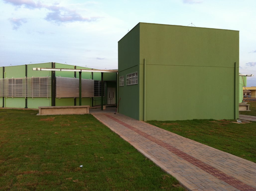 Edifício contemporâneo em campus universitário brasileiro, com áreas verdes