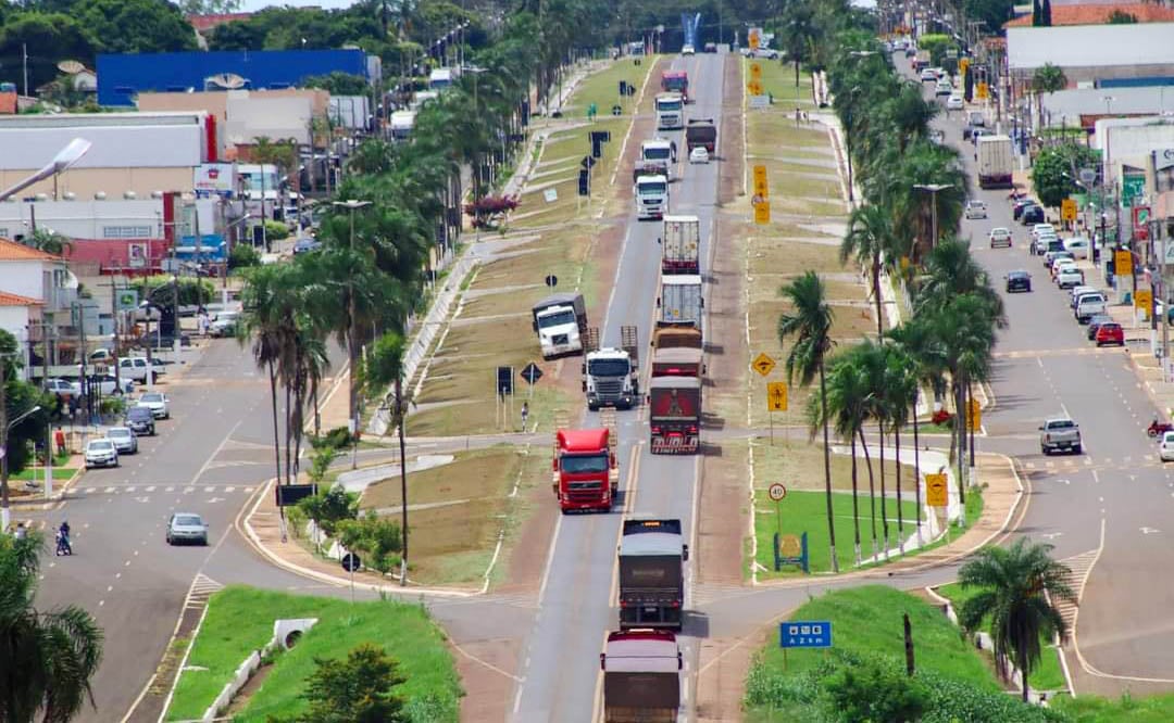 Vista aérea de Alto Garças, com via de tráfego e áreas urbanas cercadas por vegetação