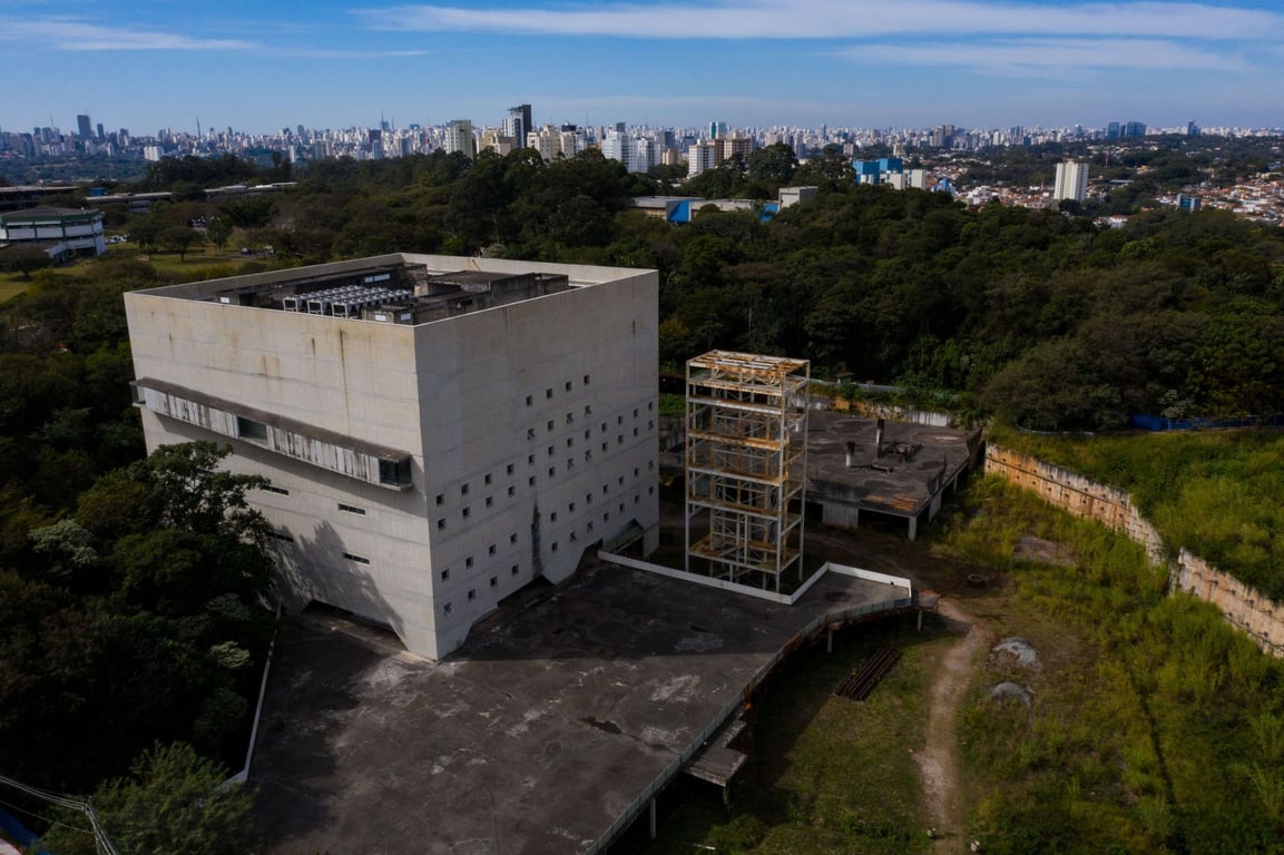 Vista aérea do campus da USP, com prédios e áreas verdes em dia claro