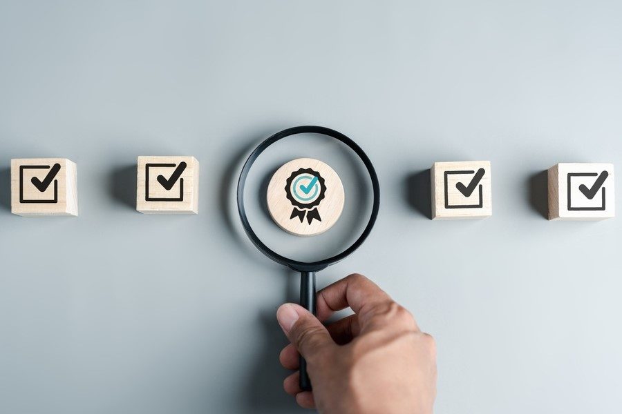 Ilustração de controle e auditoria: lupa e selos de verificação