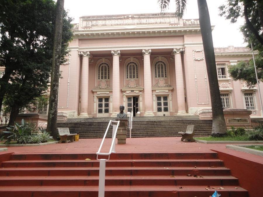 É uma imagem do post com o título Concurso Universidade Federal de Minas Gerais abre 1 vaga para professor de Direito