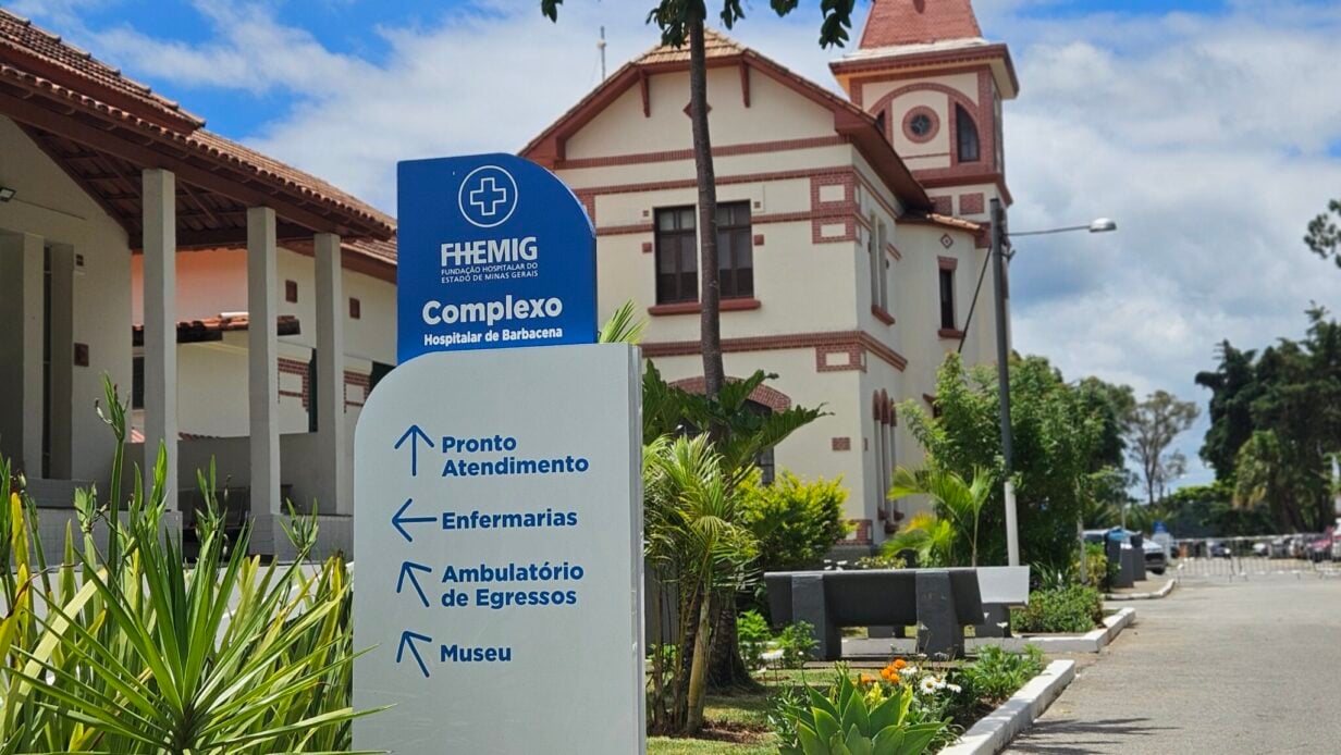 Fachada do Hospital Regional de Barbacena, com sinalizações ao público