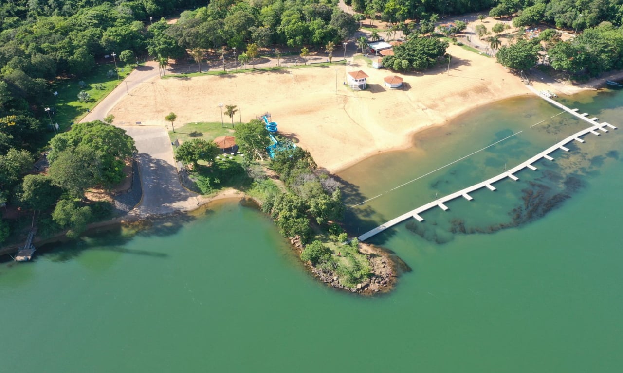 Paisagem do Pontal do Paranapanema com elementos urbanos e natureza