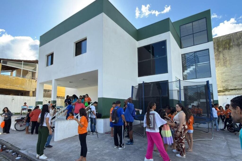 Centro comunitário com atividades sociais e oficinas, representando a atuação de orientadores sociais e instrutores em ações de convivência e fortalecimento de vínculos.