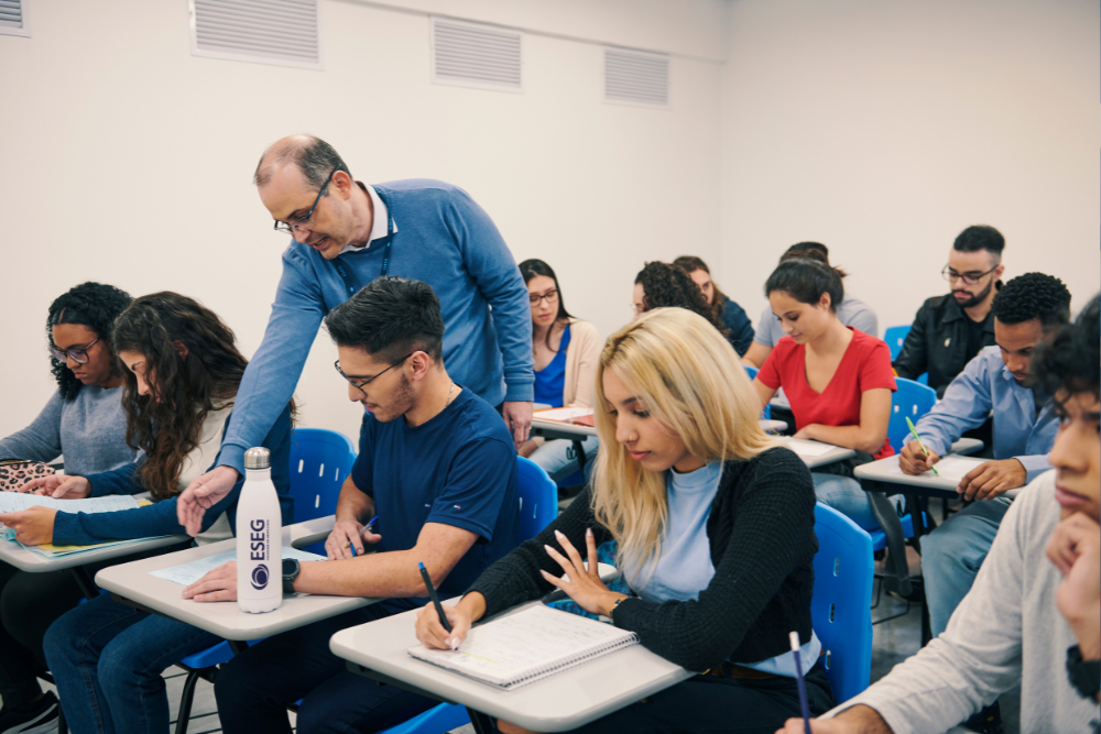 Sala de aula com professor e estudantes