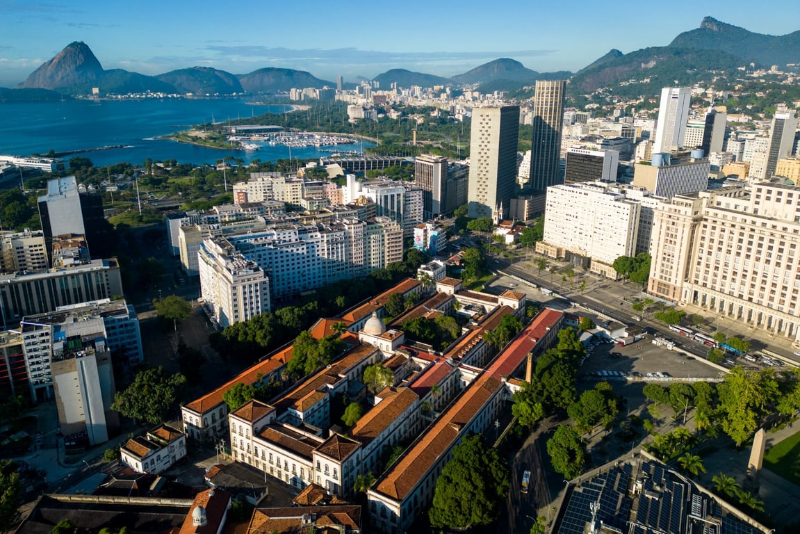 Vista aérea do Rio de Janeiro e rede municipal de saúde