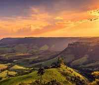 Vista da região da Serra do Itaqueri em São Pedro SP ao pôr do sol.
