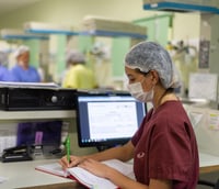 Profissionais de enfermagem e áreas técnicas em rotina hospitalar no Ceará.