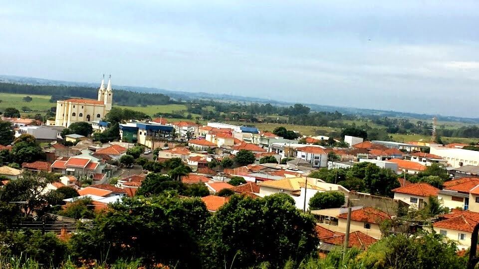 Vista aérea de Presidente Bernardes SP, com casas e áreas verdes, típica paisagem urbana do interior paulista
