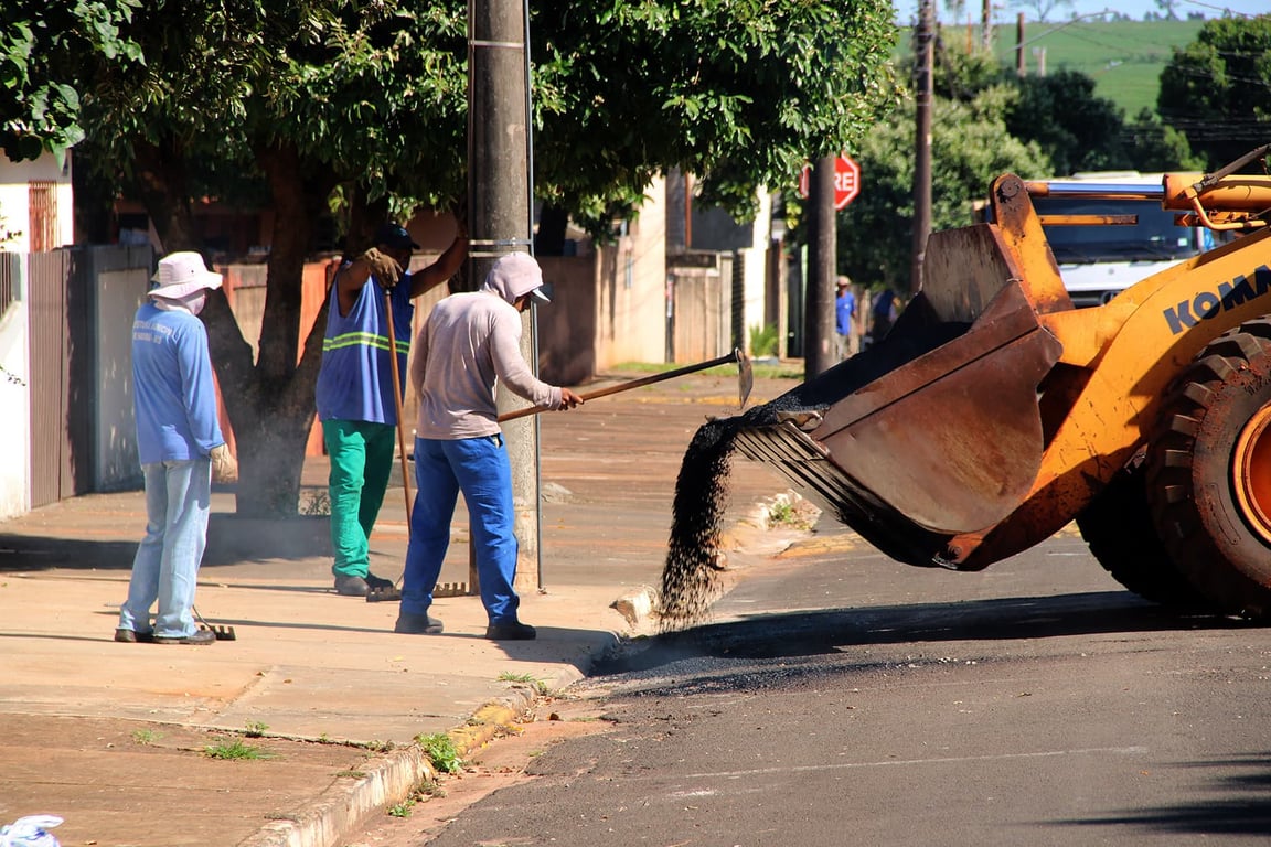 Equipe de manutenção viária durante operação de tapa-buracos