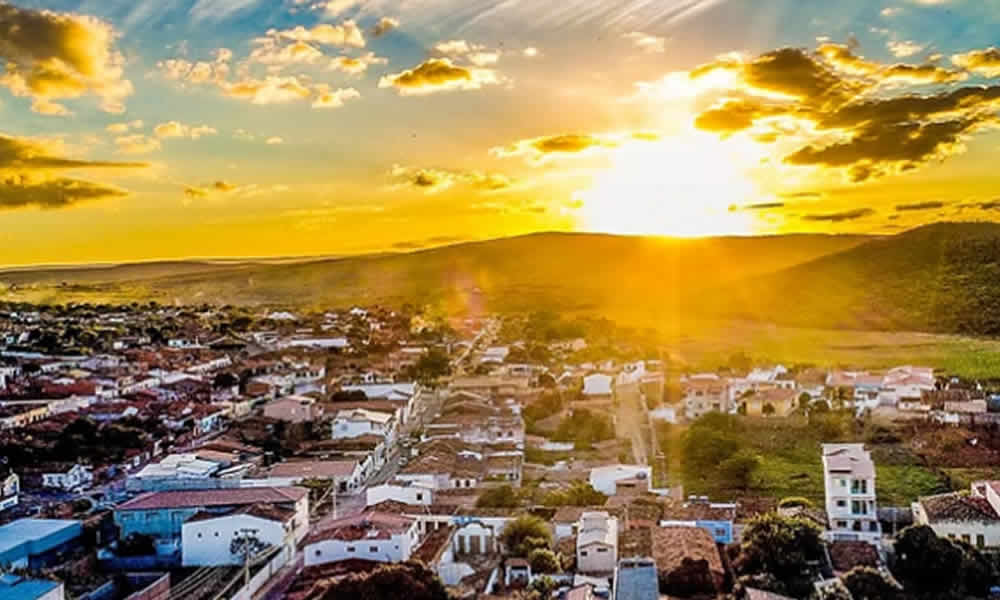 Paisagem de serras e vegetação na Chapada Norte baiana, região de Miguel Calmon (imagem ilustrativa)