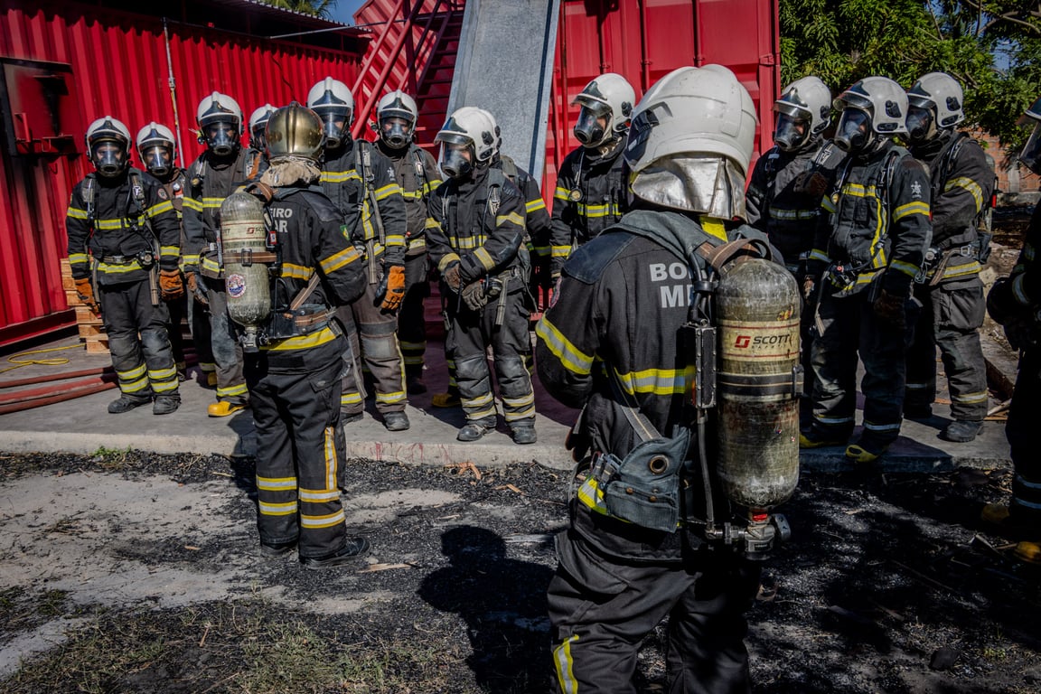 Bombeiros do CBMCE em treinamento