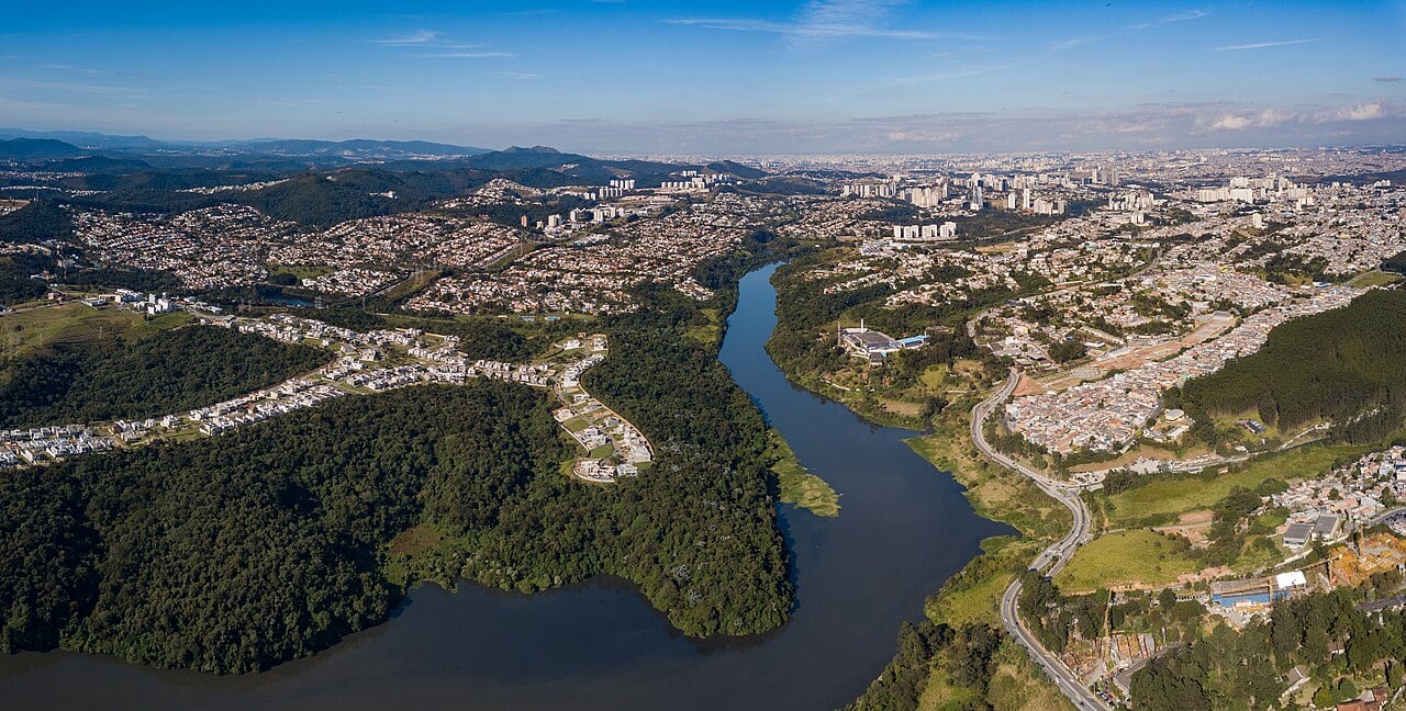 Vista aérea de Santana de Parnaíba, com rio e vegetação ao redor