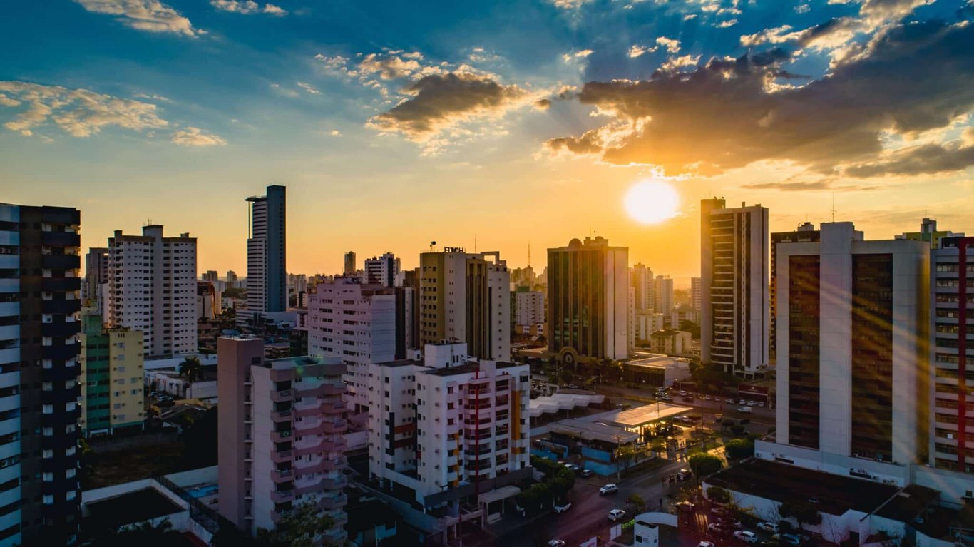Skyline de Cuiabá ao pôr do sol