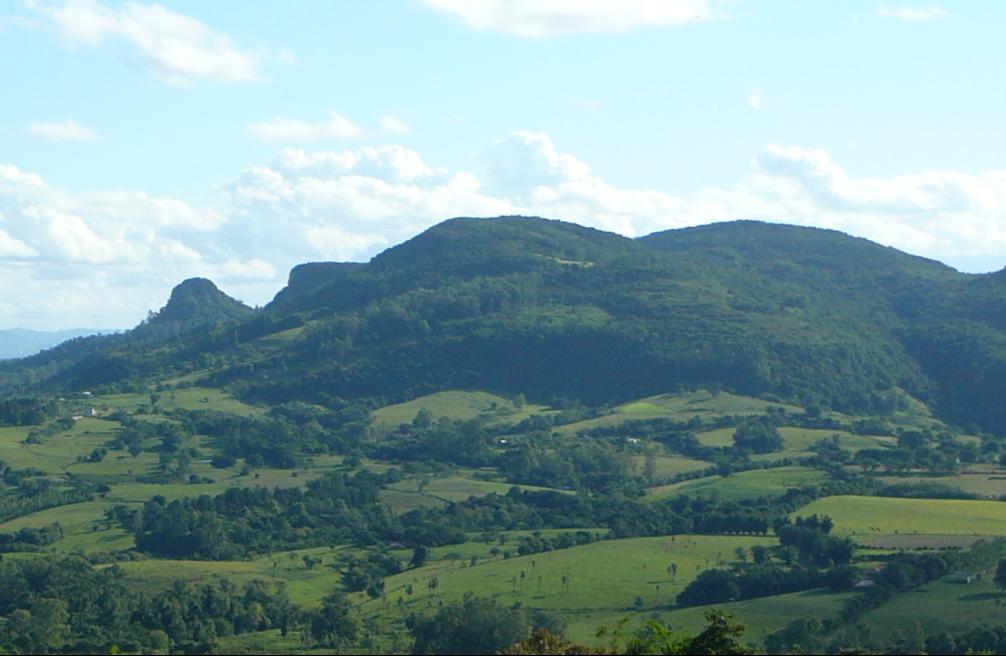 Paisagem da Serra Gaúcha com morros e vinhedos