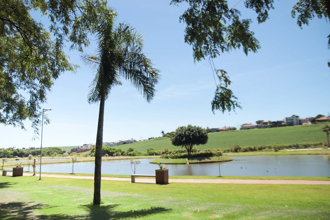 Parque urbano com lago e vegetação em cidade do interior do Paraná