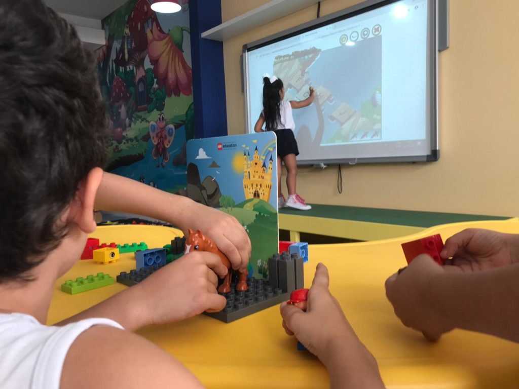 Ambiente de educação infantil com materiais pedagógicos coloridos em sala organizada