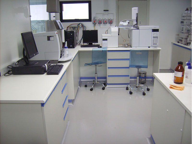 Laboratório de Química universitário com bancadas e vidrarias