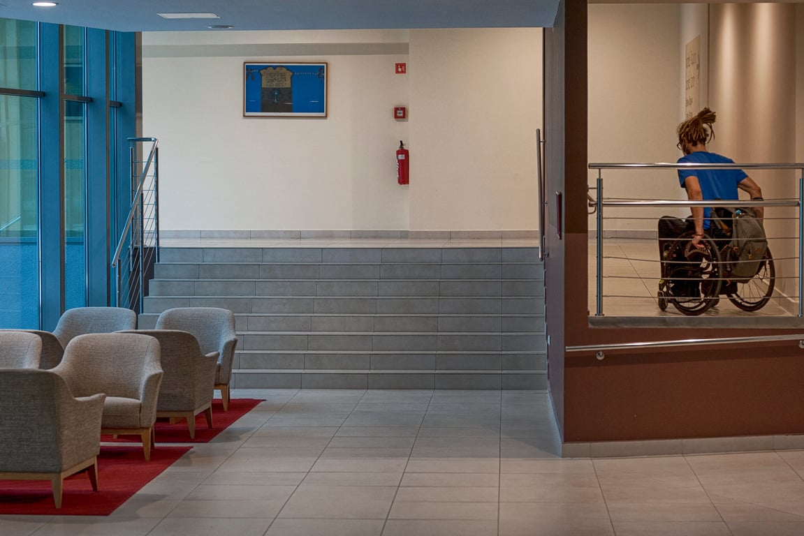 Corredor de hospital moderno com área de espera