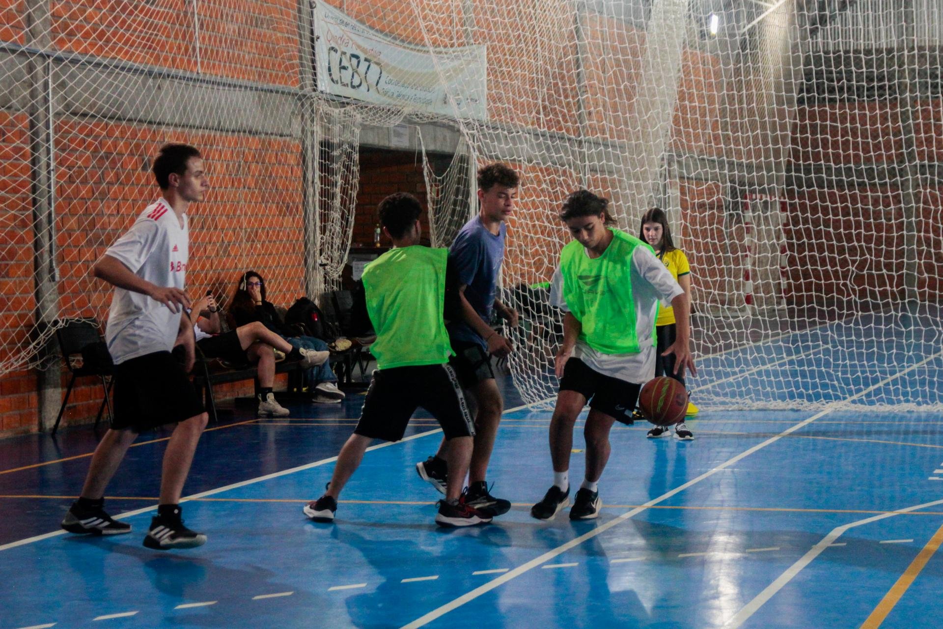 Quadra de esportes universitária com alunos em atividade
