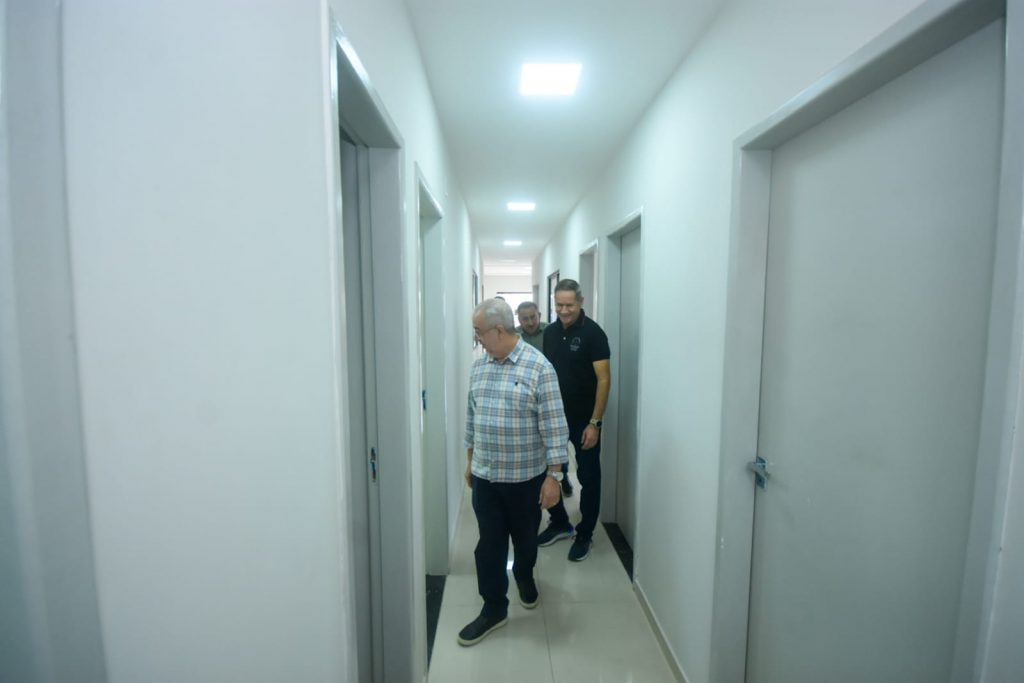 Servidores administrativos em atividade em prédio público