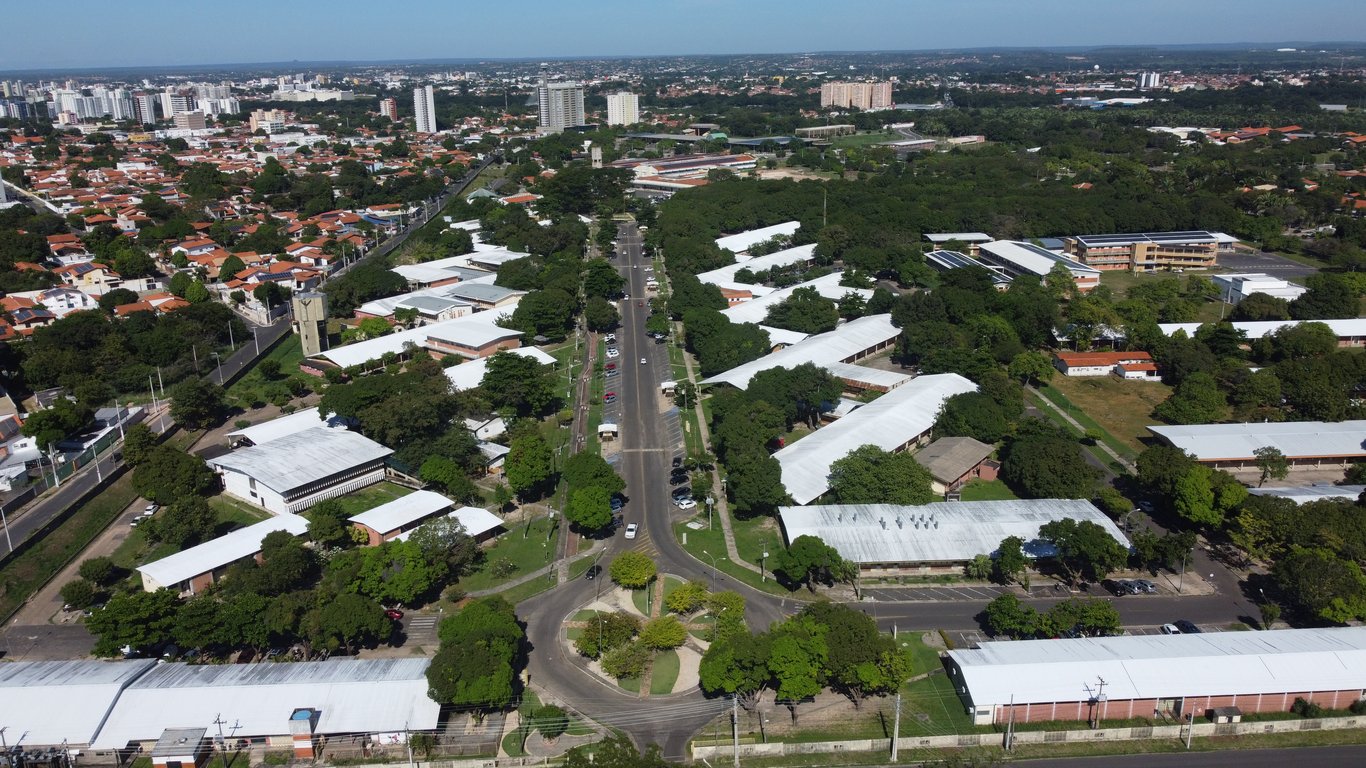 Vista aérea do campus da UFPI em Bom Jesus PI, com edifícios e áreas verdes