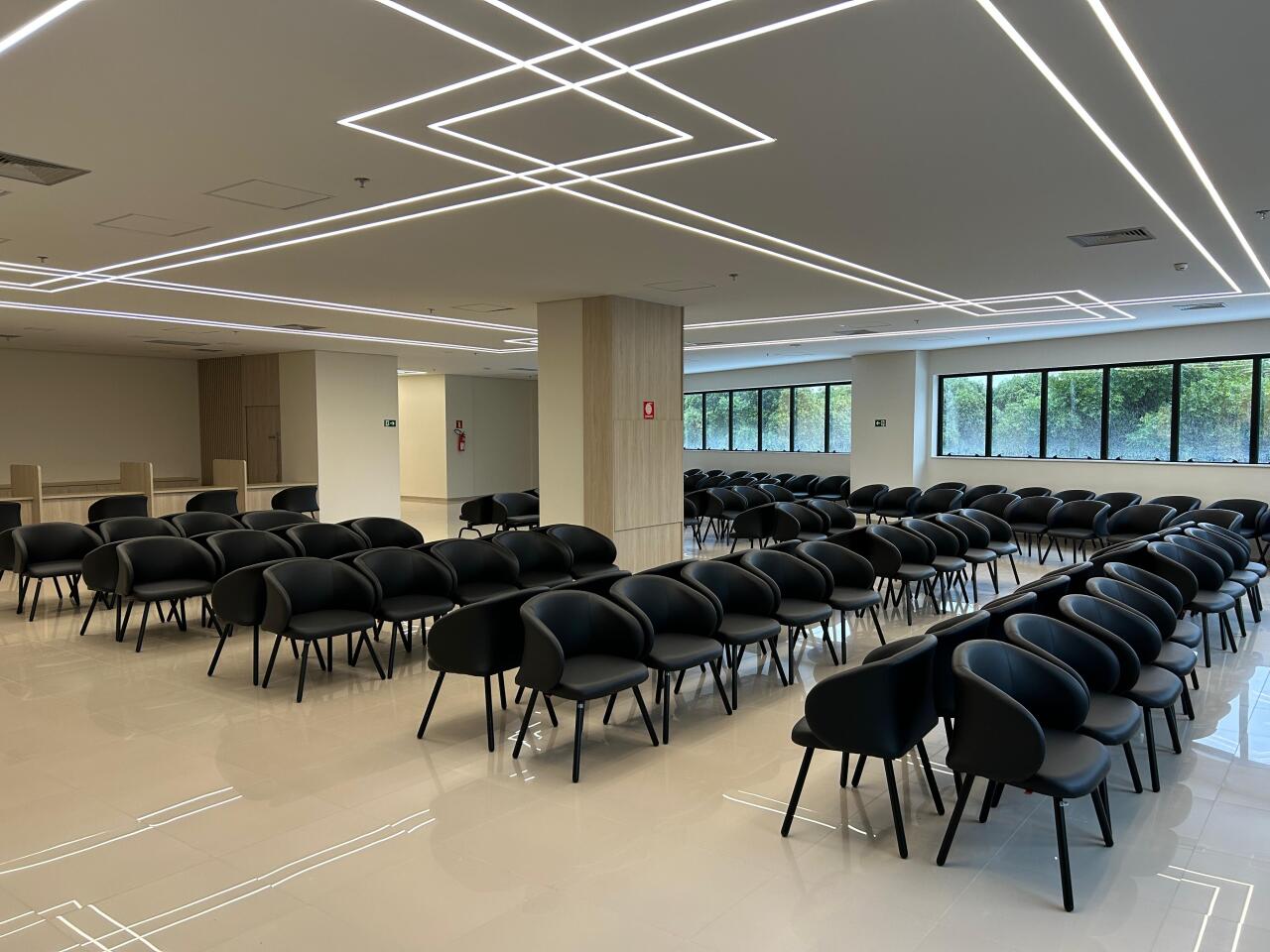 Interior de unidade de saúde com atendimento ao público