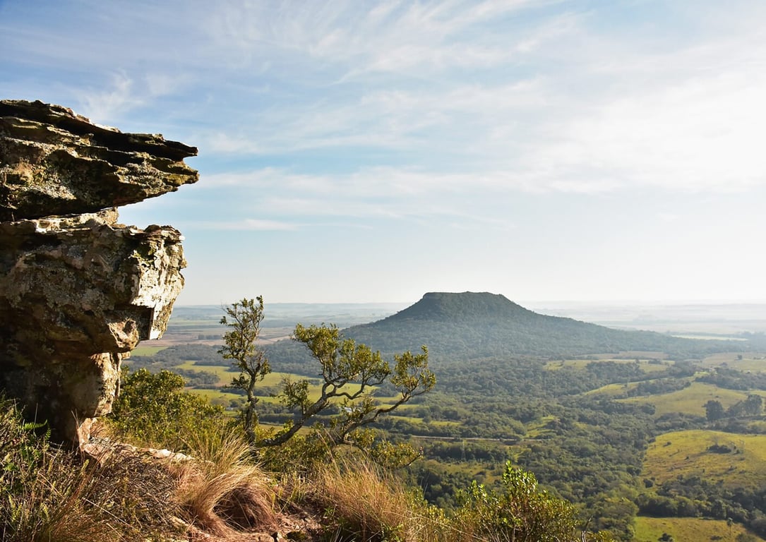 Vista aérea do interior do Rio Grande do Sul, com áreas verdes e céu aberto