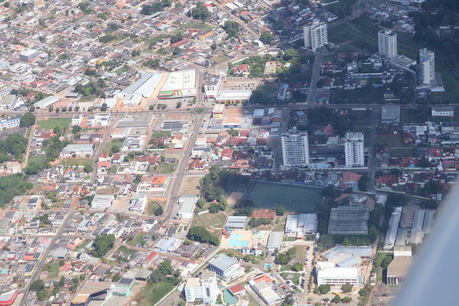 Vista aérea de Rio Branco, com o rio Acre e áreas urbanas ao fundo