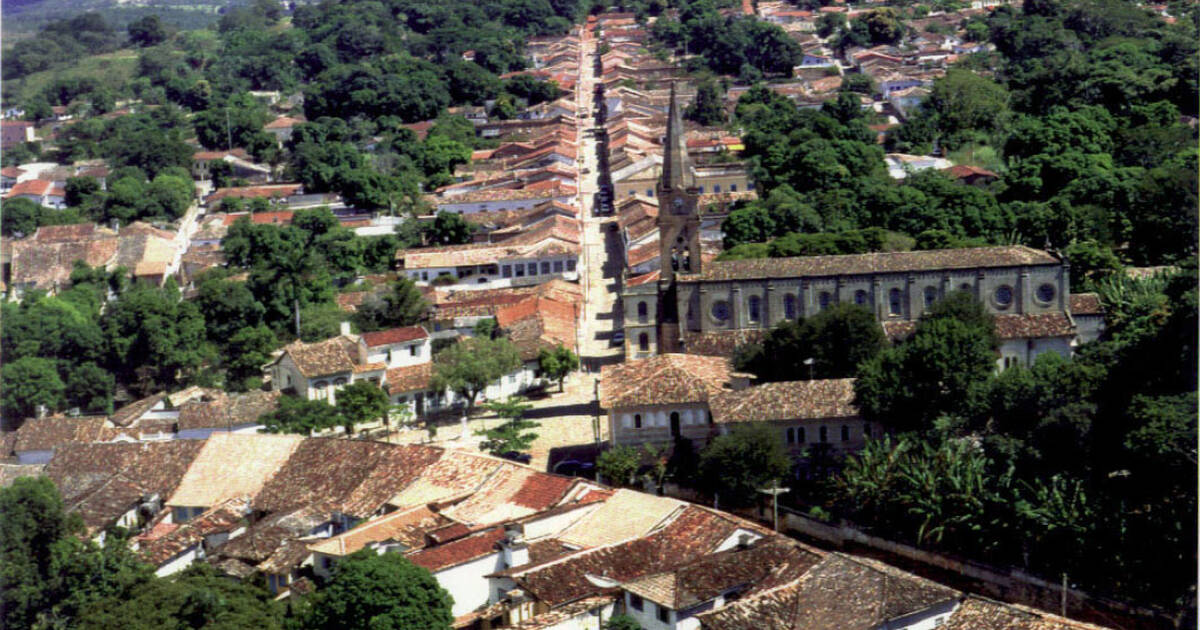 Centro histórico de Goiás Velho, com o Rio Vermelho ao fundo