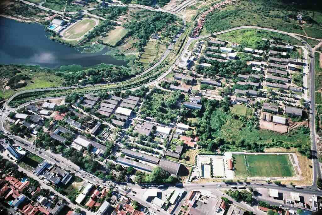 Vista do campus da Universidade Federal de Campina Grande, com áreas verdes e edificações universitárias ao fundo