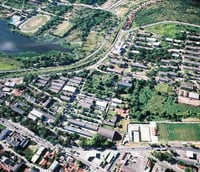 Vista do campus da Universidade Federal de Campina Grande, com áreas verdes e edificações universitárias ao fundo