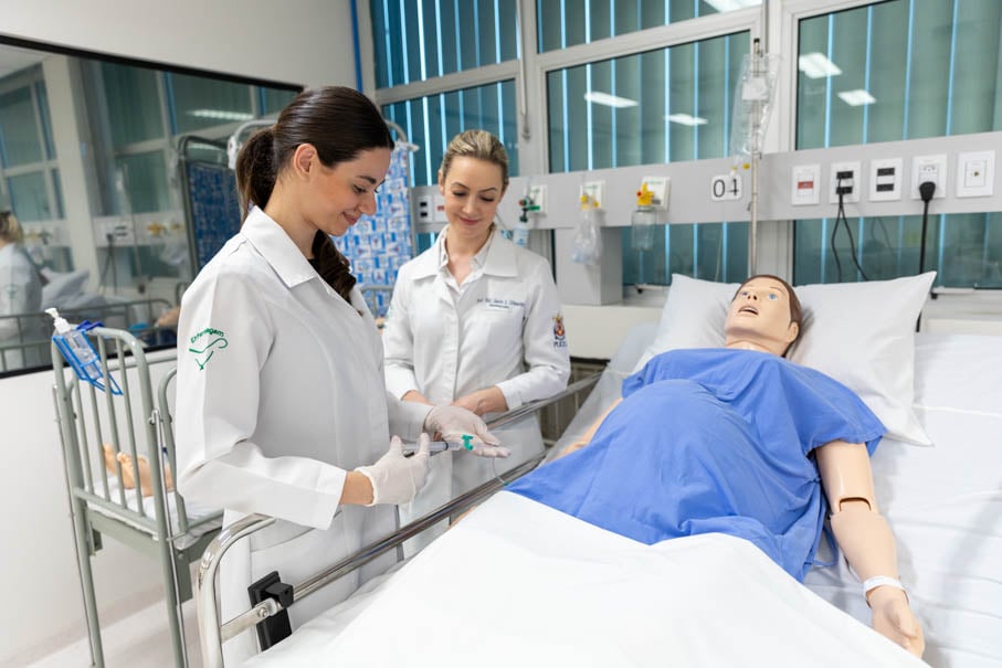 Equipe de técnicos de enfermagem em atividade prática de simulação