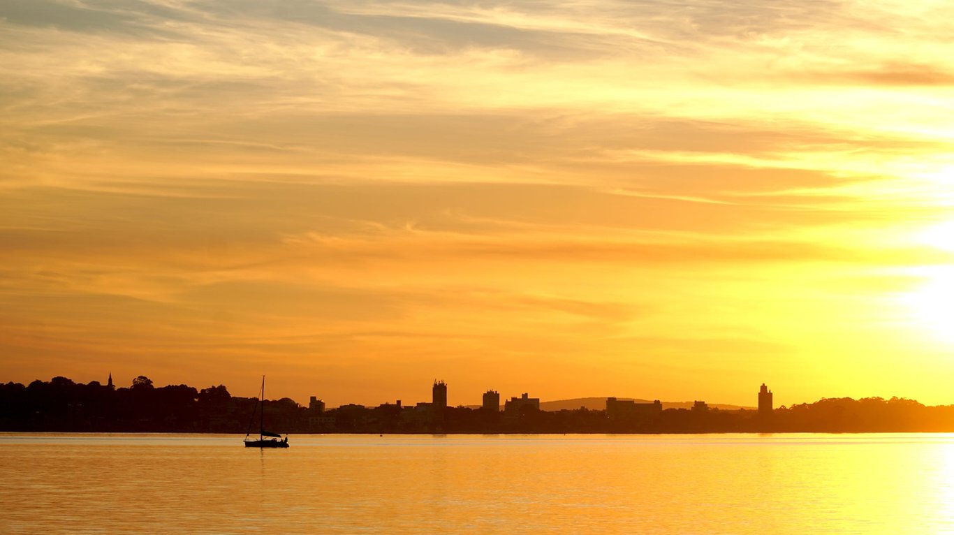 Pôr do sol no Guaíba e skyline de Porto Alegre