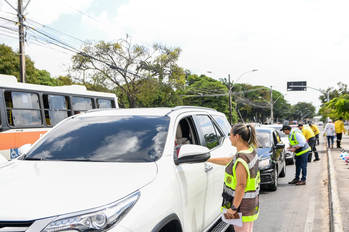 Agentes municipais de trânsito durante fiscalização em via urbana no Ceará
